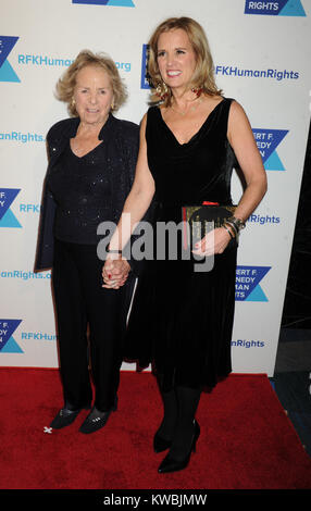 NEW YORK, NY - 16 dicembre: Ethel Kennedy, Kerry Kennedy assiste il 2014 RFK ripple della speranza Gala a New York Hilton su dicembre 16, 2014 in New York City People: Ethel Kennedy, Kerry Kennedy Foto Stock