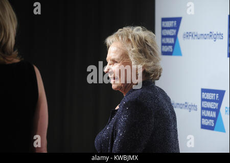 NEW YORK, NY - 16 dicembre: Ethel Kennedy assiste il 2014 RFK ripple della speranza Gala a New York Hilton su dicembre 16, 2014 in New York City People: Ethel Kennedy Foto Stock