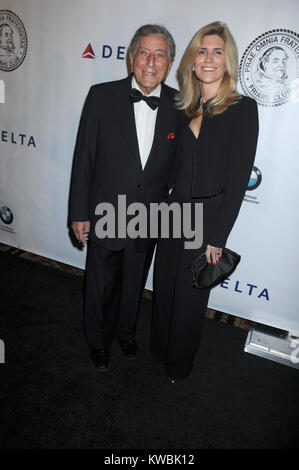 NEW YORK, NY - 07 ottobre: Tony Bennett, Susan Crow assiste i frati Foundation Gala in onore di Robert De Niro e Carlos Slim al Waldorf Astoria il 7 ottobre 2014 in New York City People: Tony Bennett, Susan Crow Foto Stock