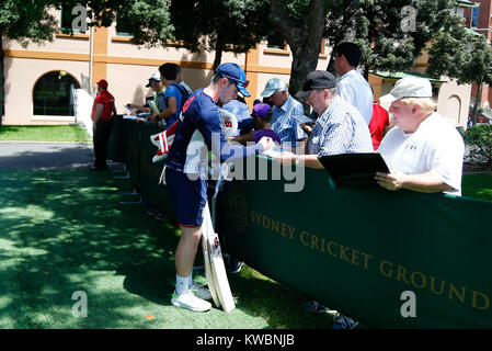 Mason Crane in Inghilterra firma autografi durante una sessione di reti al Sydney Cricket Ground. PREMERE ASSOCIAZIONE foto. Data immagine: Martedì 2 gennaio 2018. Vedi storia della PA CRICKET England. Il credito fotografico dovrebbe essere: Jason o'Brien/PA Wire. Foto Stock