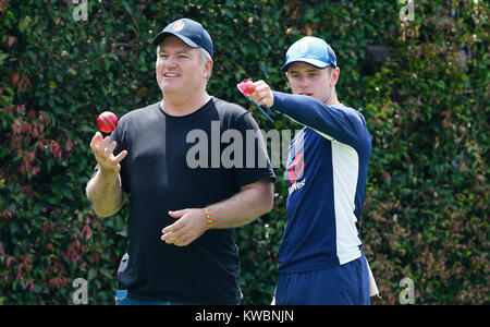 Il Mason Crane inglese parla con Stuart Macgill, consulente Spin, durante una sessione di reti al Sydney Cricket Ground. PREMERE ASSOCIAZIONE foto. Data immagine: Martedì 2 gennaio 2018. Vedi storia della PA CRICKET England. Il credito fotografico dovrebbe essere: Jason o'Brien/PA Wire. Foto Stock