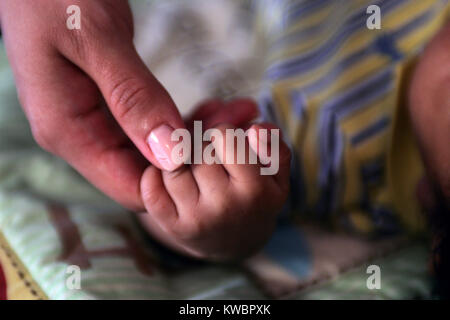Infant azienda madre la mano Foto Stock
