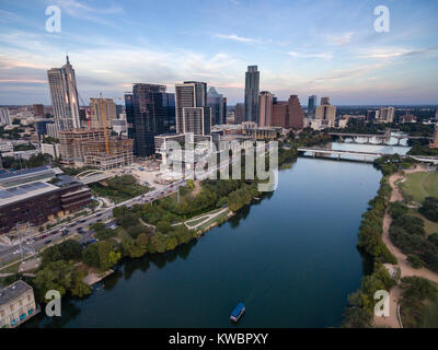 Vista aerea del Fiume Colorado meandro lungo la Austin Texas waterfront Foto Stock