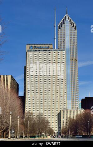 Uno Prudential Plaza, a sinistra e a due Prudential Plaza torreggianti sopra Chicago's Millennium Park. Chicago, Illinois, Stati Uniti d'America. Foto Stock