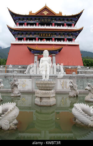 Fontana, il buddha e il tempio buddista a Dali, Cina Foto Stock