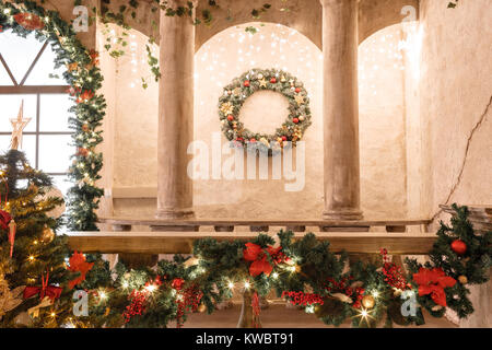 Lo scenario di studio o a teatro. Ingresso in una vecchia architettura con scalinata e colonne. Decorazione di natale con ghirlande e rami d abete Foto Stock