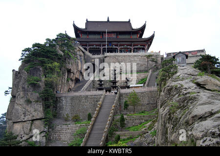 Tempio buddista Tiantai sulla sommità del monte in Jiuhua Shan, Cina Foto Stock