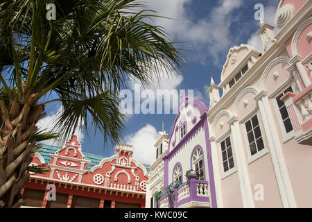 Tipico di rosa, viola e rosso pastello architettura dipinta di Aruba, Curacao e Bonaire, dei Caraibi. Foto Stock