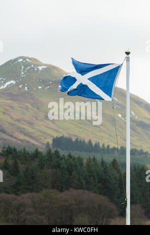 Bandiera scozzese strappato e strappata al vento Foto Stock