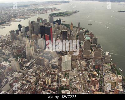Vista aerea di Lower Manhattan e il porto di New York il 7 settembre 27, 2001. In photo center, il Ground Zero sito è ancora fumante 15 giorni dopo il mese di settembre 11, 2001 attacchi terroristici. (BSLOC 2015 2 106) Foto Stock