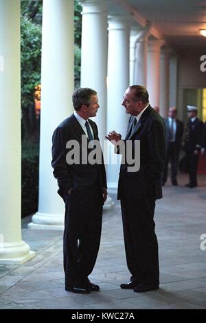 Il Presidente George W Bush i colloqui con il presidente francese Jacques Chirac. Sul colonnato alla Casa Bianca, Settembre 18, 2001. L Operazione Enduring Freedom combattere in Afghanistan avrebbe avuto inizio il 7 ottobre 2001. La Francia sarebbe a un partecipante di fornire truppe e altro sostegno militare. (BSLOC 2015 2 158) Foto Stock