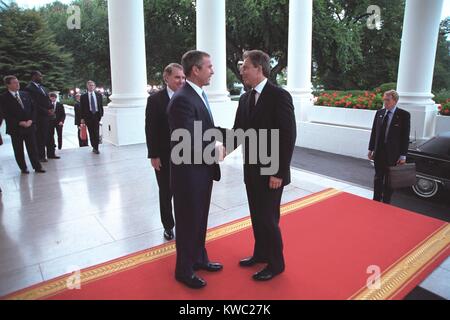 Pres. George W Bush saluta PM Tony Blair alla Casa Bianca il 7 settembre 20, 2001. Blair sarebbe in udienza con la first lady, durante la bussola 43's discorso a una sessione congiunta del Congresso che notte. L Operazione Enduring Freedom combattere in Afghanistan avrebbe avuto inizio il 7 ottobre 2001 e che la Gran Bretagna dovrebbe fornire un significativo sostegno militare e truppe. (BSLOC 2015 2 162) Foto Stock