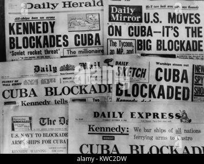 Headline di Gran Bretagna quotidiani annunciando il presidente Kennedy il blocco a Cuba. Ottobre 23, 1962. (BSLOC 2015 2 231) Foto Stock