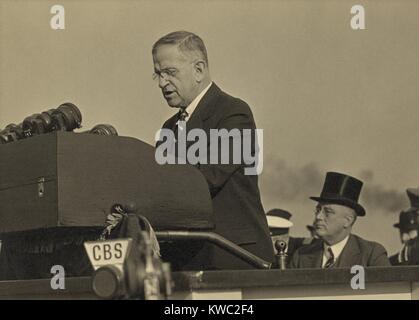 Harold L. Ickes al leggio con il presidente Roosevelt seduto dietro, il 5 ottobre 1937. In questo caso, Roosevelt ha trasportato il suo famoso Chicago 'quarantine' parlato, sollecitando un amante della pace dei governi per isolare del aggressor unite creando un' epidemia di illegalità internazionale". Egli è stato rispondere all'invasione dell'Italia e del Giappone di invasioni di Etiopia e la Cina. (BSLOC 2015 2 249) Foto Stock