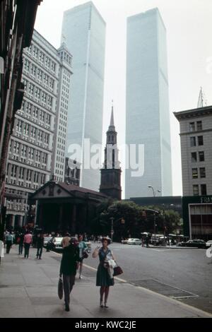 Storico San Paolo Cappella, costruita nel 1766, su Lower Broadway nel Quartiere Finanziario. Telai dietro le torri gemelle del World Trade Center. Manhattan, New York City, maggio 1973. (BSLOC 2015 2 38) Foto Stock