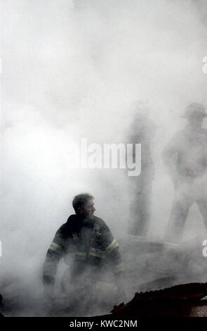 NYC Fireman emerge dal fumo e detriti del World Trade Center il 7 settembre 14, 2001. La città di New York, dopo l'11 settembre 2001 attacchi terroristici. Stati Uniti Navy Foto di Jim Watson (BSLOC 2015 2 76) Foto Stock