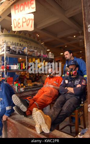 Lavoratori di emergenza prendendo un resto vicino al World Trade Center, Sett. 16, 2001. La città di New York, dopo l'11 settembre 2001 attacchi terroristici. (BSLOC 2015 2 88) Foto Stock