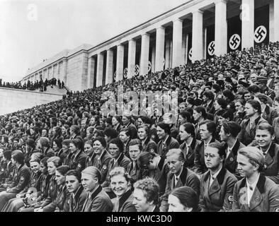 Uniformata delle giovani donne con insegne naziste in tribuna Zeppelin a Norimberga. Lo stadio è stato il partito nazista Rally motivi progettato da Hitler, architetto Albert Speer. Ca. 1937-1940. (BSLOC 2015 13 51) Foto Stock