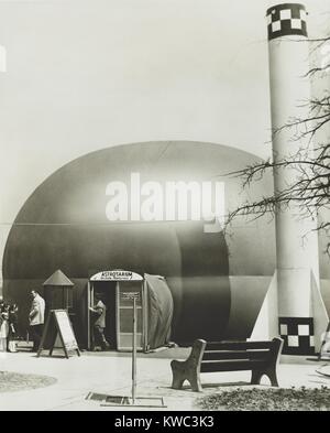 Astrotarium, un planetario portatile, di Abraham & Straus store in Babilonia, Long Island, New York. Marzo 31, 1951. Lo spazio età presentano la scienza è stato allestito in un parcheggio presso il Great South Bay Shopping Center. (BSLOC 2015 14 128) Foto Stock