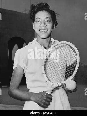 Althea Gibson era il primo americano africano per giocare negli Stati Uniti Aprire il torneo di tennis nel 1950. Il vecchio di 23 anni ha perso il suo secondo round in abbinamento con Louise Brough, tre volte a difendere il campione di Wimbledon al lato ovest Club di Forest Hills. (BSLOC 2015 14 220) Foto Stock