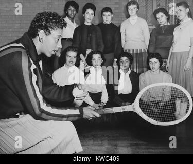 Althea Gibson, parla alle donne giovani che frequentano un tennis clinic a Midwood alta in Brooklyn. Dic. 1957. Nella prima parte dell'anno, l'americano africano ha vinto il suo primo Wimbleton Ladies Singles e U.S. Open Championships. (BSLOC 2015 14 221) Foto Stock