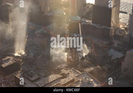 Vista aerea di Ground Zero dal nord-est come il tardo pomeriggio di sole illumina il fumo. Ottobre 8, 2001. World Trade Center di New York City, dopo l'11 settembre 2001 attacchi terroristici. (BSLOC 2015 2 114) Foto Stock