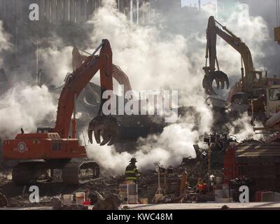 Ground Zero smolders ancora come operazioni di recupero continuare un mese dopo l'attacco terroristico. Il 10 di ottobre, 2001. Attrezzatura di scavo funziona in coordinamento con gli operatori di soccorso. World Trade Center di New York City, dopo l'11 settembre 2001 attacchi terroristici. (BSLOC 2015 2 116) Foto Stock