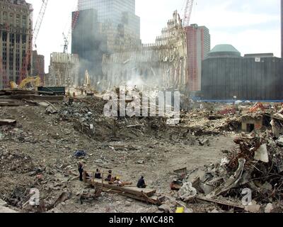 Pila di detriti dalla Torre Sud del World Trade Center un mese dopo l'attacco terroristico. Il 10 di ottobre, 2001. Il palo è ridotta dopo un mese di operazioni di recupero ricerca per rimane del 479 vigili del fuoco, polizia, e la costruzione di lavoratori hanno perso quando il WTC 2 è crollato. La città di New York, dopo l'11 settembre 2001 attacchi terroristici. (BSLOC 2015 2 117) Foto Stock