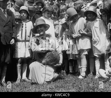 La First Lady grazia Coolidge con il suo animale domestico raccoon, Rebecca, al White House Easter Egg Roll. Aprile 18, 1927. (BSLOC 2015 15 172) Foto Stock