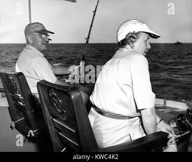 Il presidente Harry e Bess Truman la pesca nei pressi di Key West, Florida, Dicembre 2, 1949. Hanno trascorso 11 vacanze di lavoro, 175 giorni in tutti alla 'Little White House' durante la sua presidenza. (BSLOC 2015 2 235) Foto Stock