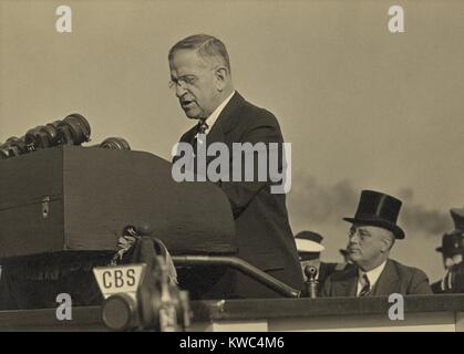 Harold L. Ickes al leggio con il presidente Roosevelt seduto dietro, il 5 ottobre 1937. In questo caso, Roosevelt ha trasportato il suo famoso Chicago 'quarantine' parlato, sollecitando un amante della pace dei governi per isolare del aggressor unite creando un' epidemia di illegalità internazionale". Egli è stato rispondere all'invasione dell'Italia e del Giappone di invasioni di Etiopia e la Cina. (BSLOC 2015 2 249) Foto Stock