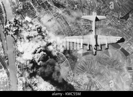 American B-17 Flying fortezze bombe chimiche di Ludwigshafen e olio sintetico opere, Germania. Guerra mondiale2, Sett. 29, 1944. (BSLOC 2015 13 65) Foto Stock