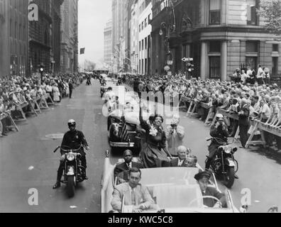 La campionessa di tennis Althea Gibson, salutando la folla durante il ticker tape parade fino a Broadway e Luglio 11, 1957. New York ha celebrato la loro casa comune della ragazza Wimbleton prima le signore sceglie il campionato. African American Gibson è cresciuto in Harlem dopo la sua famiglia migrati da Carolina del Sud. (BSLOC 2015 14 222) Foto Stock