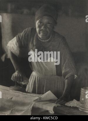 African American donna Servizio stireria, ca. 1930. Fotoincisione di immagine di Doris Ullmann. Lei è il più noto per i suoi ritratti sensibili rurale della gente del Sud tra 1928-1934. (BSLOC 2015 14 227) Foto Stock