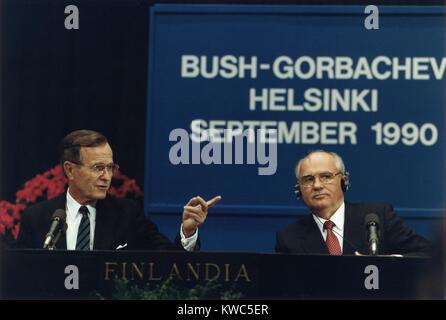 Pres. George H. W. Bush e Pres. Sovietica Mikhail Gorbaciov al vertice di Helsinki, Sett. 9, 1990. L' ordine del giorno è stato dominato dal Medio Oriente, in particolare Saddam Hussein dell' invasione del Kuwait. L'Unione Sovietica è stata recoiling dalla perdita del suo Europeo Orientale del Patto di Varsavia, alleati e i movimenti separatisti all'interno dell'URSS. (BSLOC 2015 14 78) Foto Stock