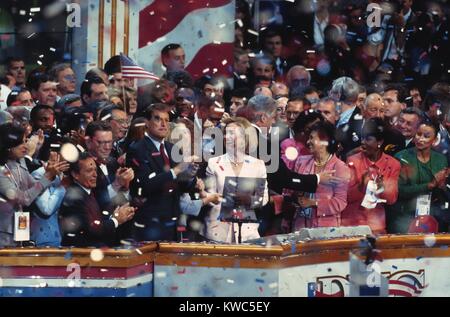 1996 Convenzione Nazionale Democratica in Chicago, Agosto 26-29. Il presidente Bill Clinton, Hillary Clinton, Vice Presidente Al Gore, senatore Paul Simon e altri sul palco per celebrare la nomina di Bill Clinton. (BSLOC 2015 14 81) Foto Stock