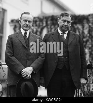 Presidente Calvin Coolidge con il suo nuovo procuratore generale Harlan Fiske Stone nel 1924. Sostituire la pietra dello scandalo oscurato Harry Daugherty. Coolidge Nominato pietra per la Corte suprema nel 1925. FDR ha fatto di lui il capo della giustizia nel 1941. (BSLOC 2015 15 108) Foto Stock