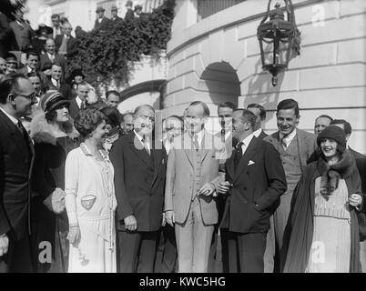 Visite di Hollywood alla Casa Bianca, ottobre 1924. Gruppo centrale, L-R: First Lady grazia Coolidge, Giovanni trasse Jr., Presidente Calvin Coolidge e Al Jolson. (BSLOC 2015 15 146) Foto Stock