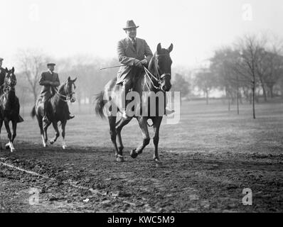 Il presidente Warren Harding in sella ad un cavallo sul capitale Mall, ca. 1921-22. (BSLOC 2015 15 24) Foto Stock