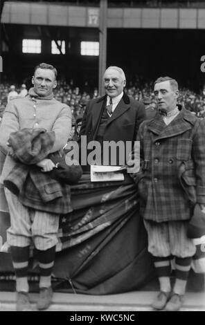 Il presidente Warren Harding pone con i giocatori di baseball, Leslie Bush e Walter Johnson (sinistra). Yankee Stadium di New York City, 24 aprile 1923. (BSLOC 2015 15 49) Foto Stock