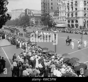 Il presidente Warren Harding's il corteo funebre, e il Agosto 8, 1923 in Pennsylvania Avenue. La processione hanno marciato dalla Casa Bianca al Campidoglio, dove il servizio funebre si è svolta prima del Congresso, il cabinet, e un gruppo di invitati dignitari. (BSLOC 2015 15 82) Foto Stock