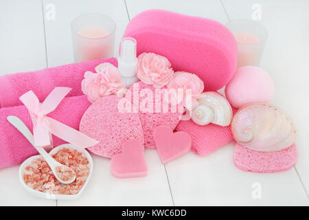 Spa e il bagno di trattamento di bellezza accessori compresi rosa fiori di garofano, himalayan ex foliating sale, a forma di cuore ad saponi e lozioni per il corpo. Foto Stock