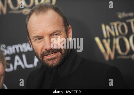 NEW YORK, NY - 08 dicembre: Stingattends 'nel bosco' World Premiere - Fuori gli arrivi al Teatro Ziegfeld su dicembre 8, 2014 a New York City. Persone: Sting Foto Stock