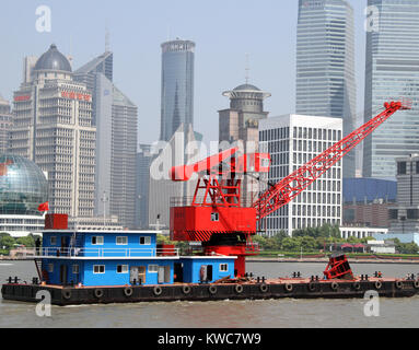 Gru rosso in barca sul fiume Huangpu a Shanghai in Cina Foto Stock