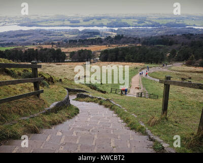 Guardando verso il basso dalla Rivington Pike Tower, rivolta verso i lontani Lancashire Mori Foto Stock