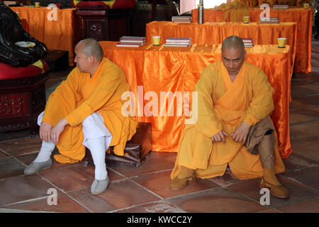 Due monaci seduti all'interno del tempio buddista in Quanzhou, Cina Foto Stock