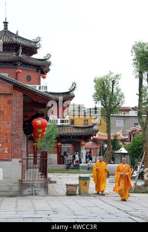 Due monaci buddisti nei pressi del tempio in Quabzhou, Cina Foto Stock