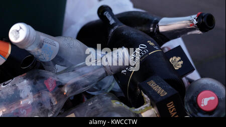 Dopo il periodo natalizio, le bottiglie vuote di alcol si trovano in una scatola di riciclaggio. Foto Stock