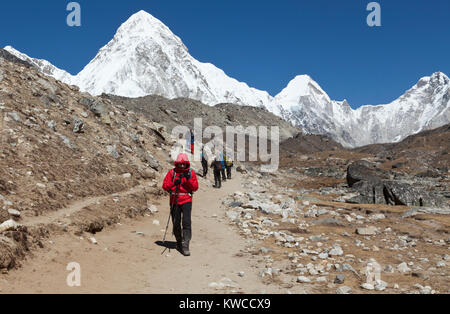 Himalaya, Nepal, 5 nov 2017 - vista spettacolare per le vette himalayane innevate - Pumori (7161 m), Lingtren (6749 m) e Khumbutse (6636 m) e lho La Foto Stock