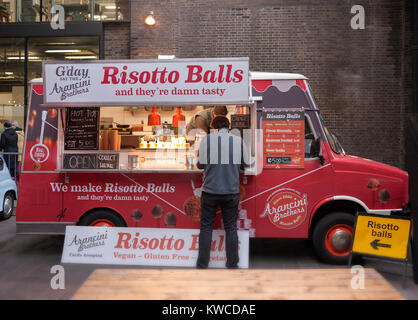 Carrello prodotti alimentari nel mercato degli agricoltori nel granaio Sq Kings Cross Londra Foto Stock